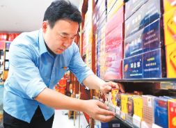 客户经理王磊到该区卷烟零售客户门店拜访